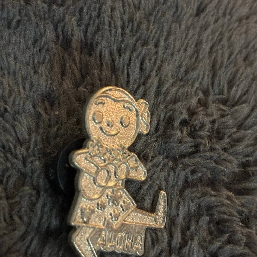 Disney Pin 99927-Aloha Boy Chaser-2014 Hidden Mickey It's a Small World Rare